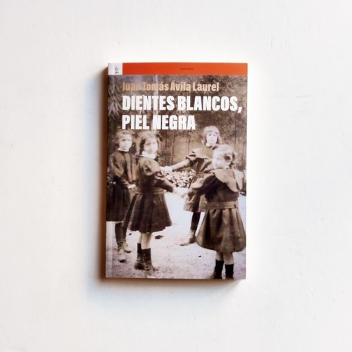 Dientes blancos, piel negra - Juan Tomás Ávila Laurel