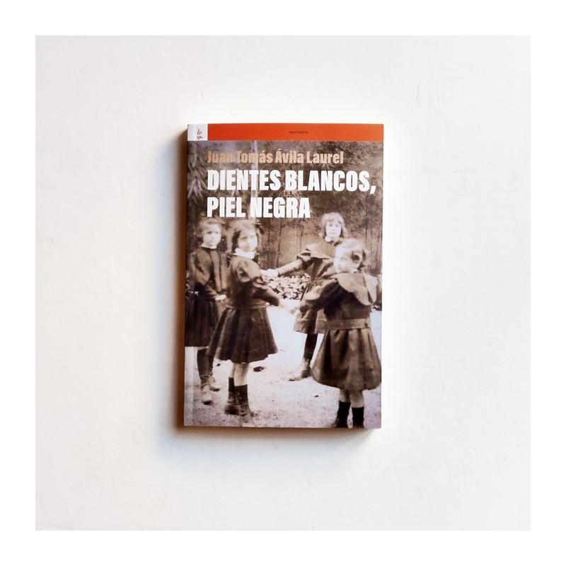 Dientes blancos, piel negra - Juan Tomás Ávila Laurel